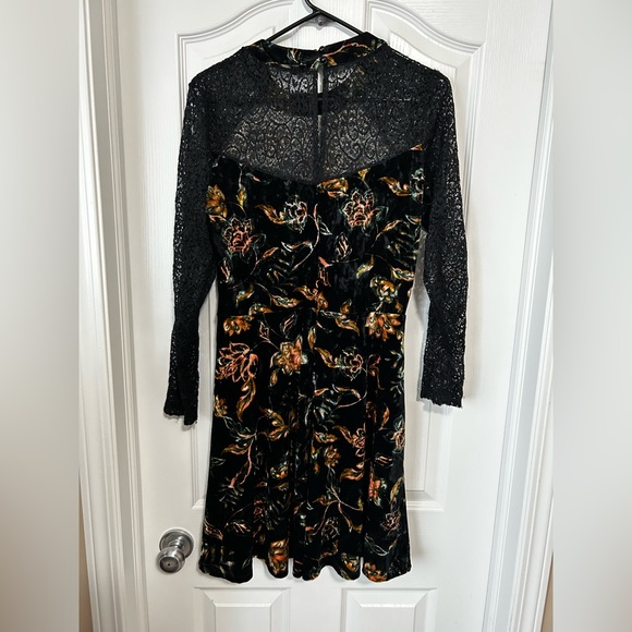 Long sleeved, “velvet” flower fit and flair dress US LG - Picture 2 of 3